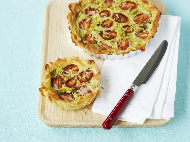 Pikante Filoteigtarte mit Quark und Tomaten