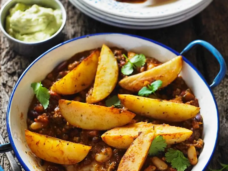 Chili con Carne mit Ofenkartoffeln