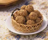 Nuss-Sesambällchen