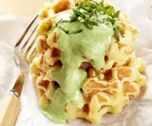 Pikante Waffeln mit Joghurtsauce
