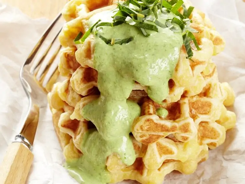 Pikante Waffeln mit Joghurtsauce