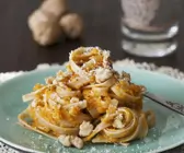Nudeln mit Kürbissauce