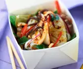 Asia-Nudeln mit Gemüse und Meeresfrüchten