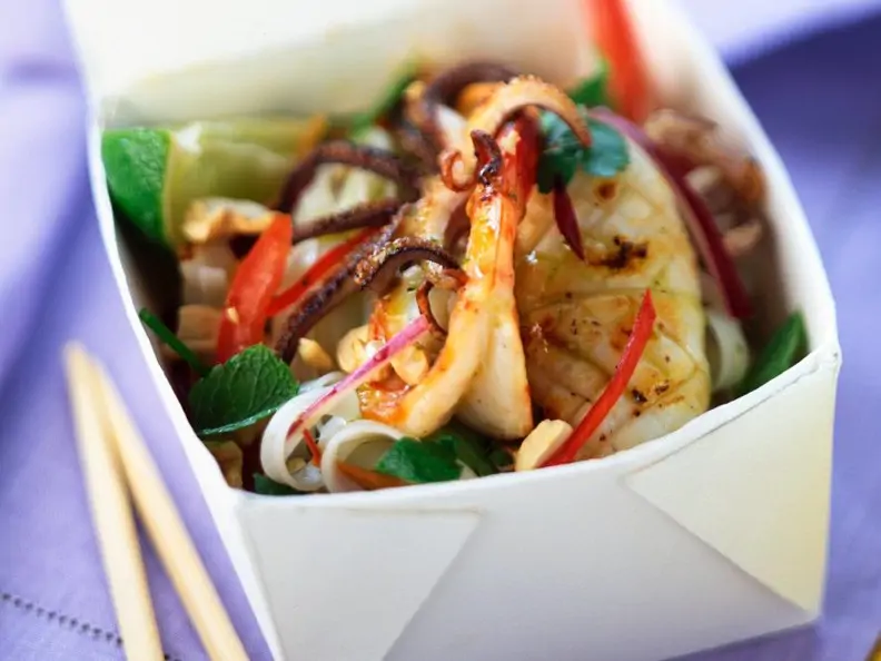Asia-Nudeln mit Gemüse und Meeresfrüchten