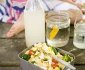 Nudelsalat mit Gemüse und Hähnchen