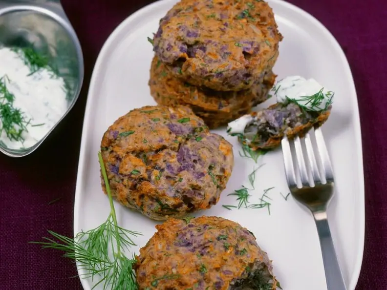 Lila Kartoffelküchlein mit Frischkäse