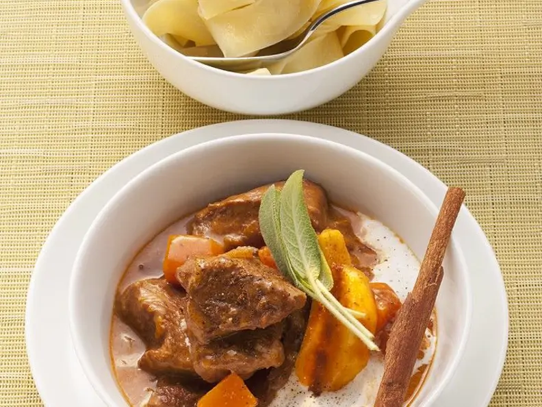 Kalbsgulasch mit Nudeln