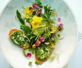 Kräuter-Blütensalat mit Schnittlauch-Röstbrot