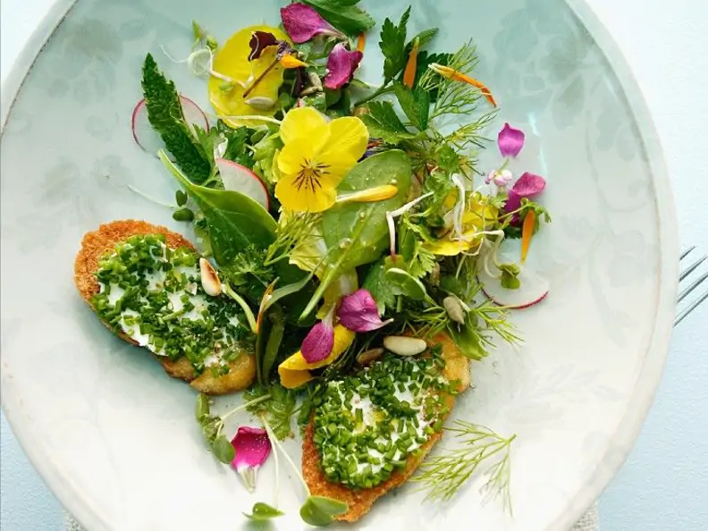 Kräuter-Blütensalat mit Schnittlauch-Röstbrot