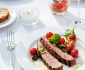 Kalbfleisch vom Grill mit Tomaten
