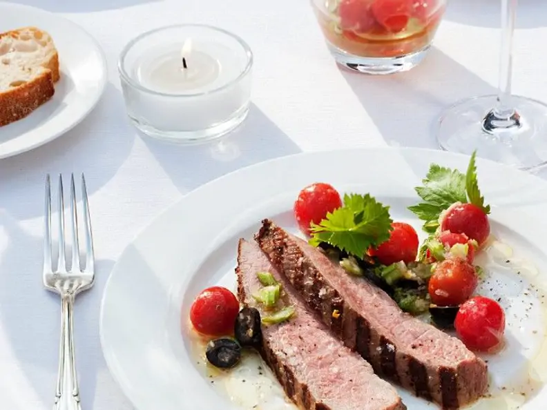 Kalbfleisch vom Grill mit Tomaten