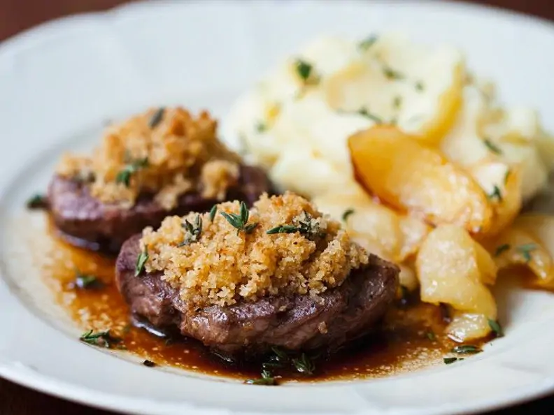 Hirsch mit Kräuterkruste