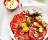 Käse im Auberginenmantel mit Tomaten