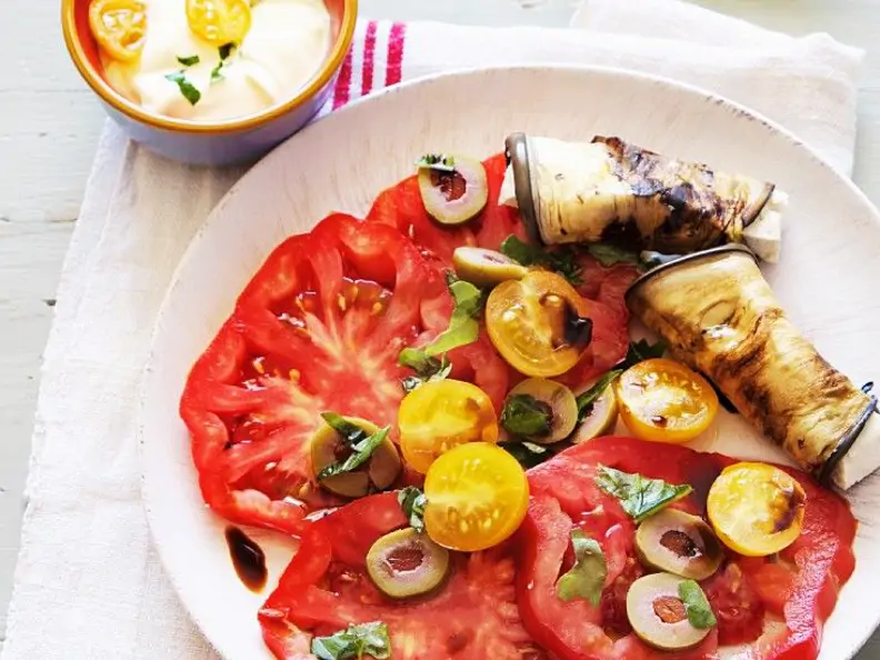 Käse im Auberginenmantel mit Tomaten