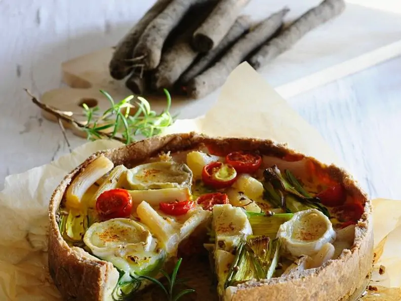 Kuchen mit Schwarzwurzeln und Käse
