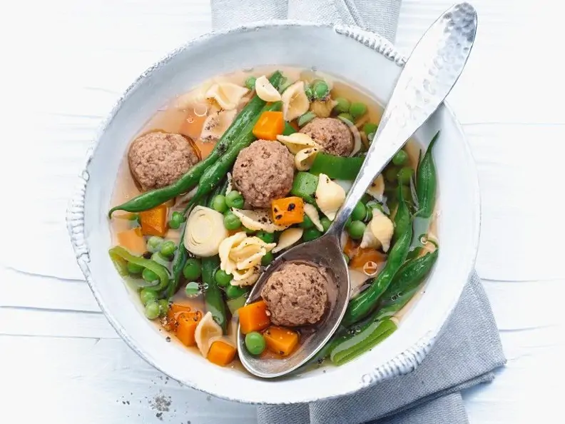 Gemüsesuppe mit Fleischbällchen