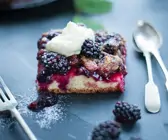 Veganer Brombeer-Nuss-Blechkuchen