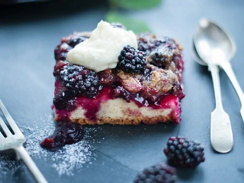 Veganer Brombeer-Nuss-Blechkuchen