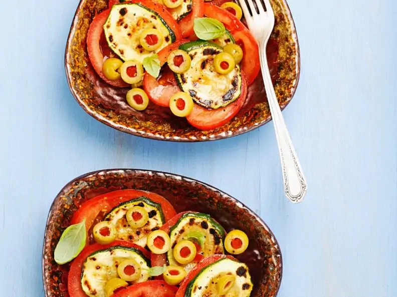 Gegrillte Zucchini-Tomatensalat
