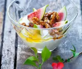 Feigen-Joghurt mit gerösteten Walnüssen