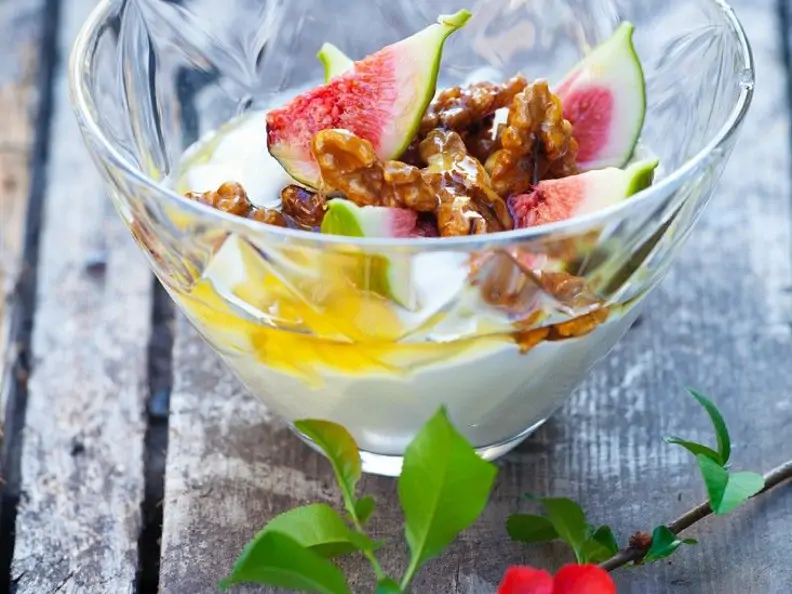 Feigen-Joghurt mit gerösteten Walnüssen