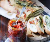 Hefebrot mit Basilikumpesto
