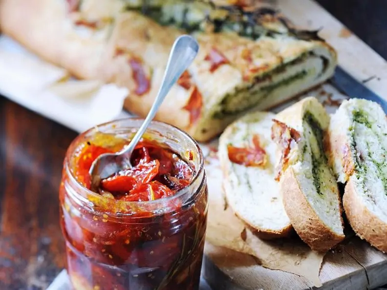 Hefebrot mit Basilikumpesto