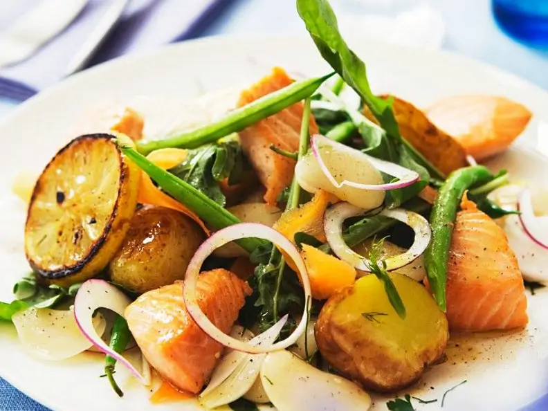 Gemüsesalat mit Lachs