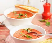 Paprika-Gazpacho mit Basilikum