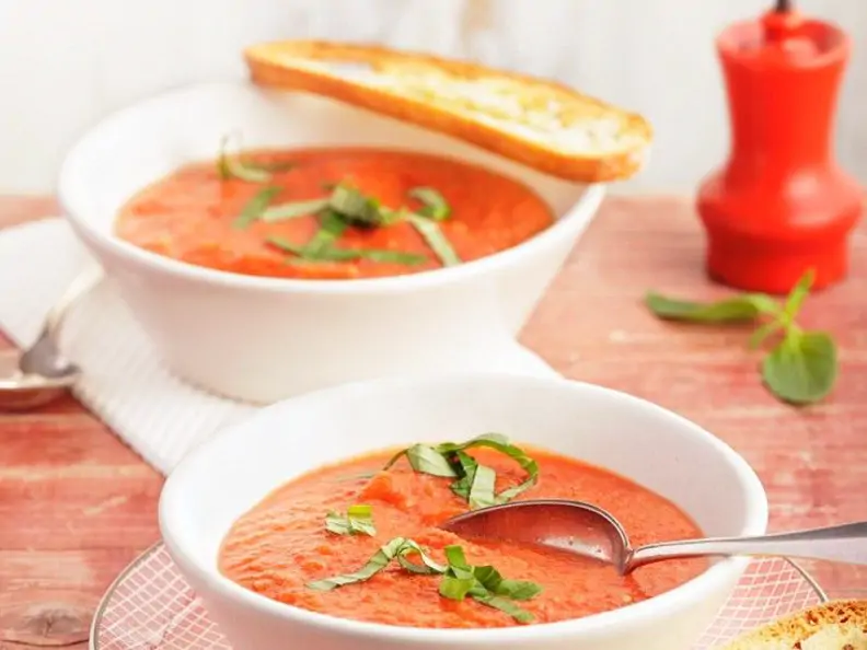 Paprika-Gazpacho mit Basilikum