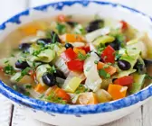 Bunte Gemüsesuppe mit Oliven