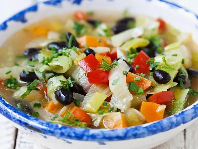 Bunte Gemüsesuppe mit Oliven