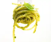 Spaghetti mit Basilikumpesto