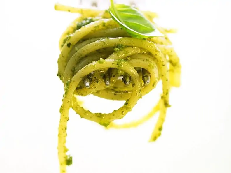 Spaghetti mit Basilikumpesto