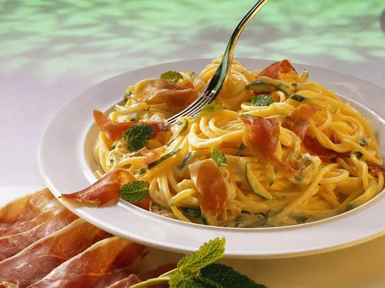 Nudeln mit Zucchinisauce
