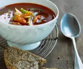 Gemüsesuppe mit Rotwein