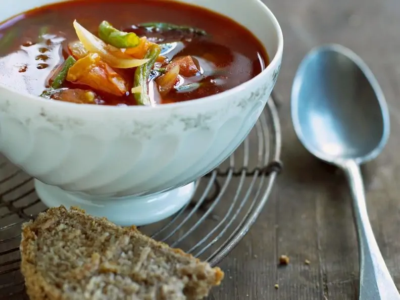 Gemüsesuppe mit Rotwein