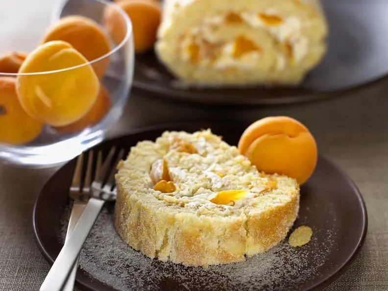 Biskuitrolle mit Aprikosencreme