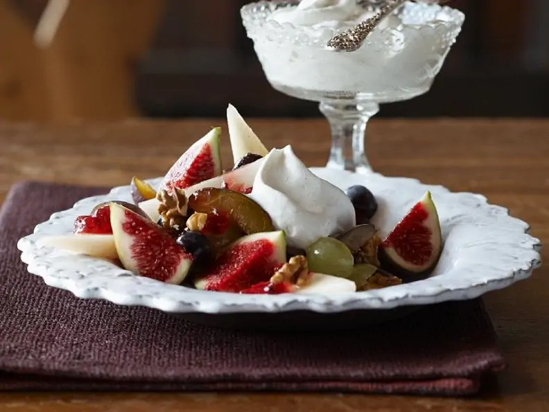 Obstsalat mit frischen Feigen