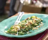 Spargel mit Bröseln und Ei