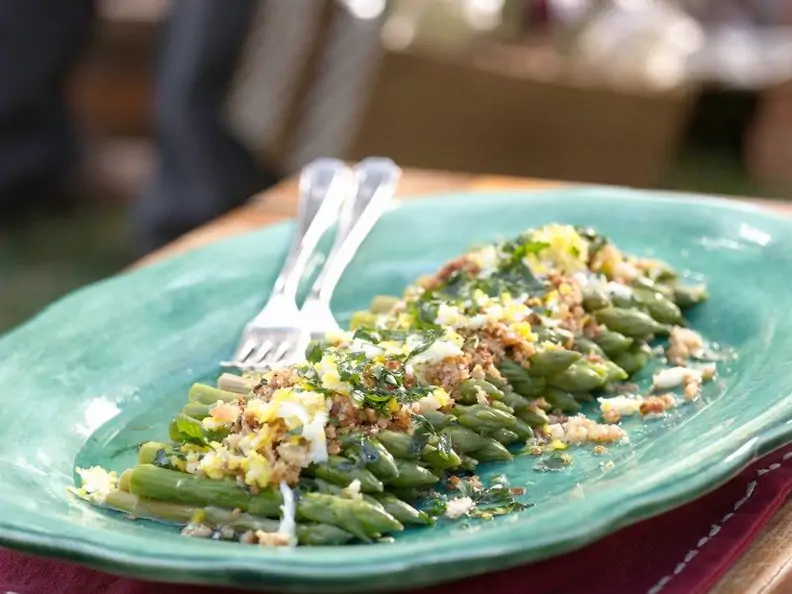 Spargel mit Bröseln und Ei