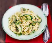 Spaghetti mit Zucchini in Sahnesauce