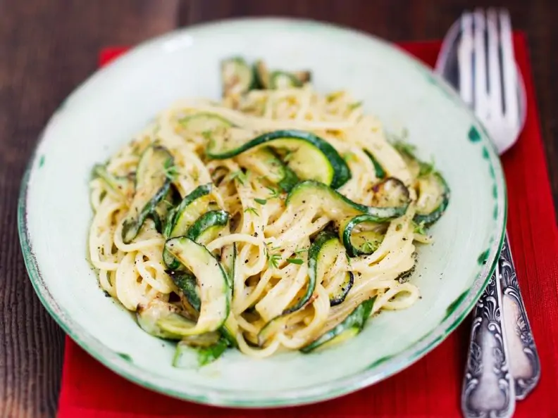 Spaghetti mit Zucchini in Sahnesauce