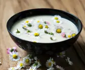 Suppe mit Gänseblümchen
