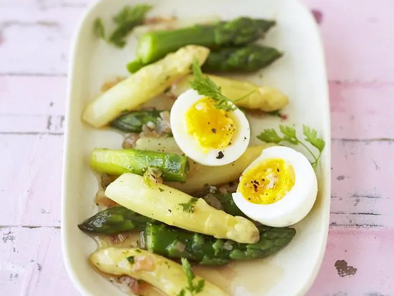 Spargelsalat mit Ei