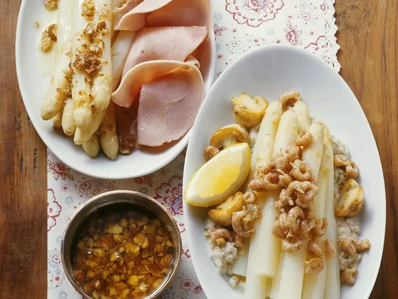 Spargel mit brauner Butter und Nordseekrabben