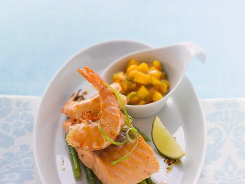 Spargel mit Lachs und Shrimps