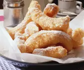 Frittiertes Hefegebäck