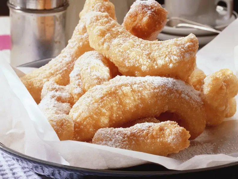 Frittiertes Hefegebäck