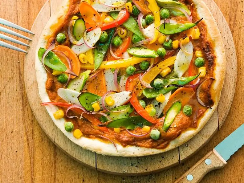 Spargel-Pizza mit Erbsen